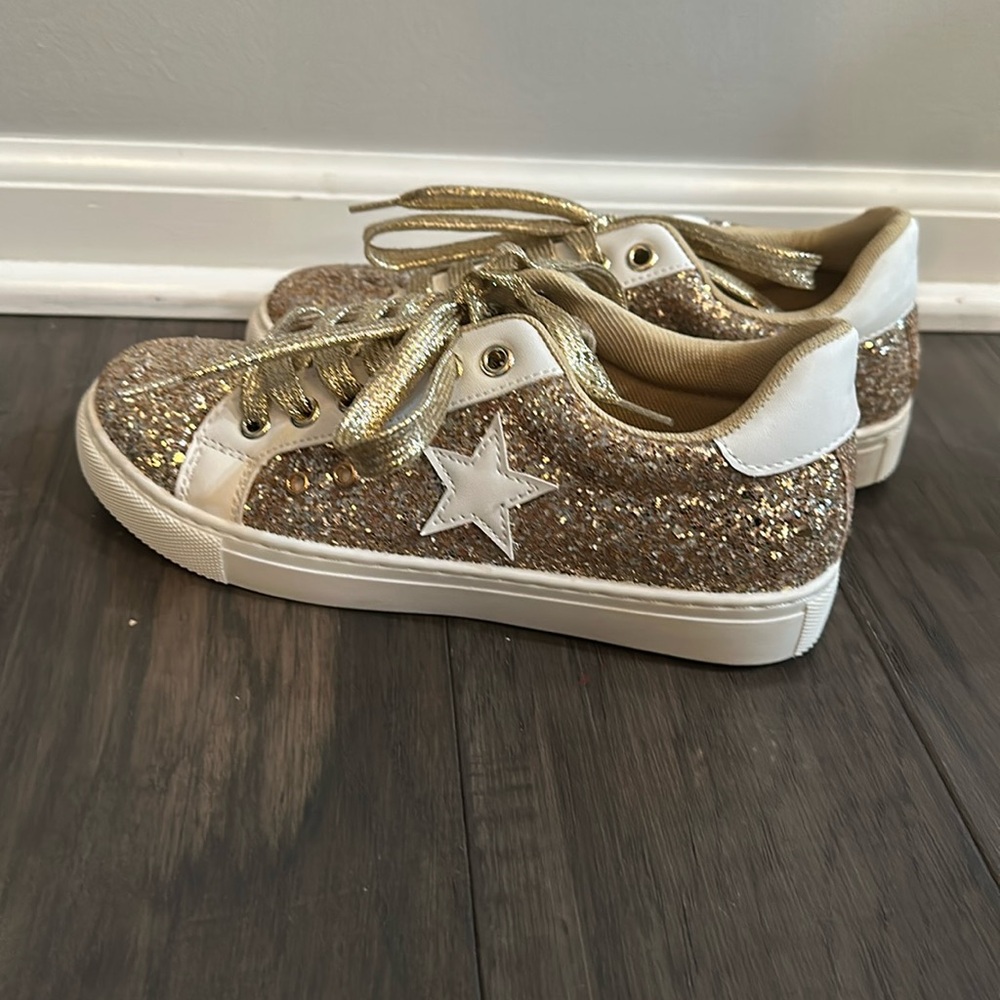 Gold sequin women’s size 6 sneaker (outwoods)